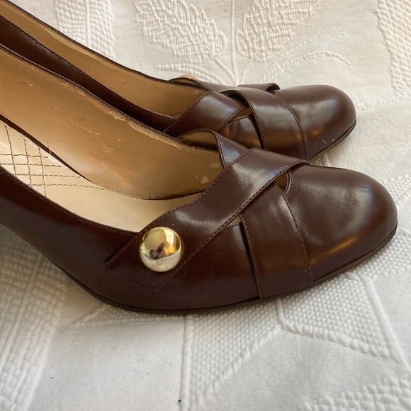 Rich brown Enzo Angiolini pumps with unique wood heel. - Picture 8 of 8